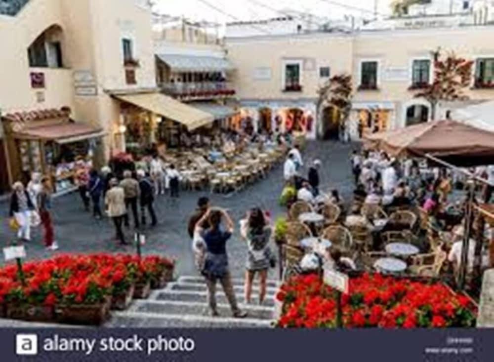 Guest House Emily Suites Сорренто Екстер'єр фото