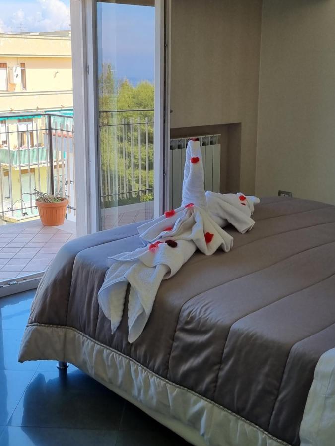 Guest House Emily Suites Сорренто Екстер'єр фото
